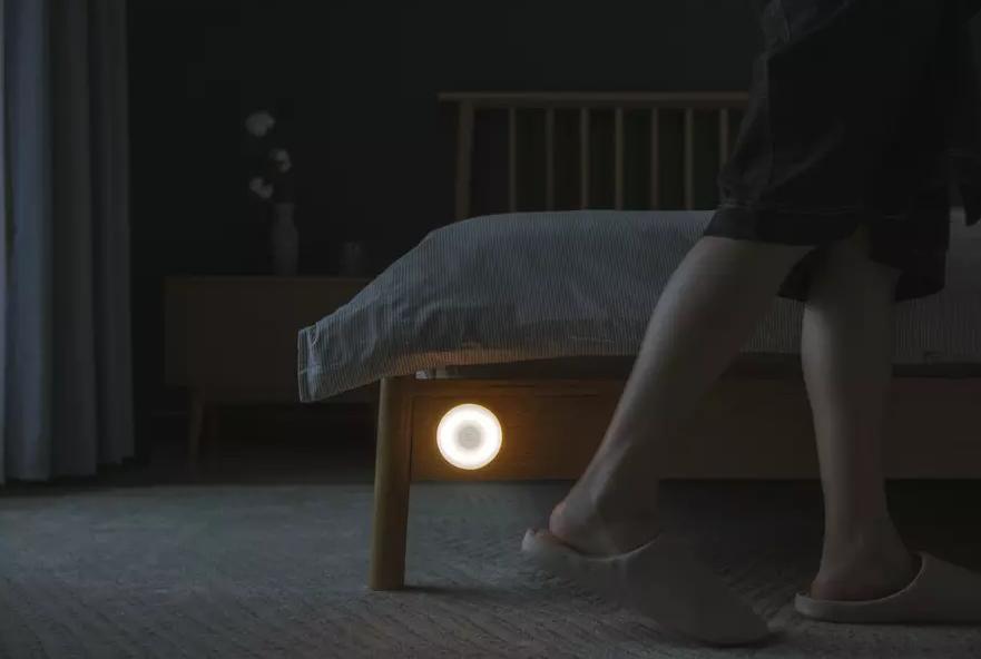 Xiaomi Mi Motion-Activated Night Light 2 - lampka, która emituje ciepłe, przyjemne dla oka światło