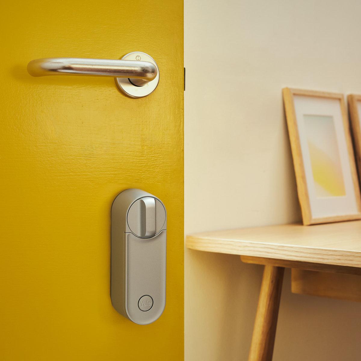 Inteligentny zamek Yale Linus® Smart Lock L2 - minimalistyczny design i elegancja, którą dopasujesz do każdych drzwi